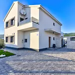 One By Interhome *